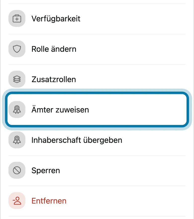 Tippe auf Ämter zuweisen und wähle das Amt, etwa Kapitän.